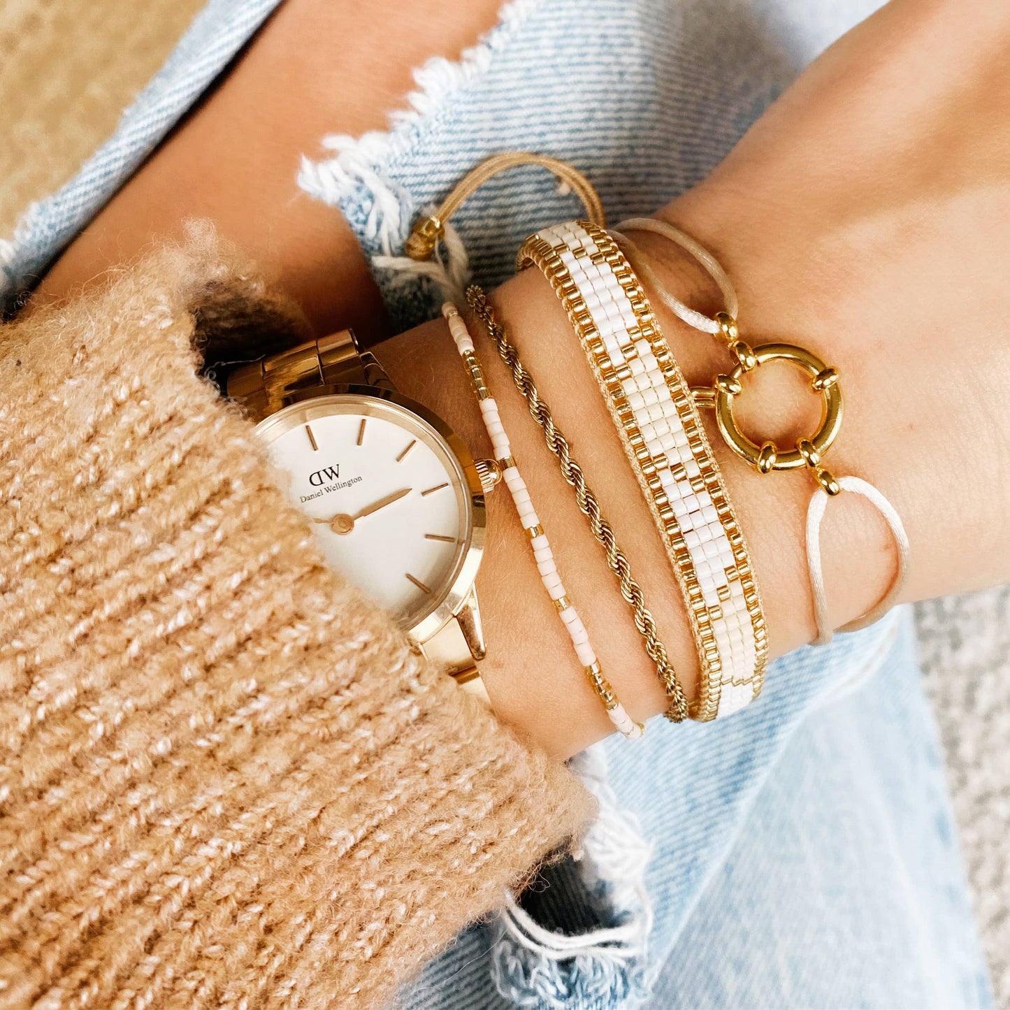 Pulsera pequeña «torcida» de acero — oro