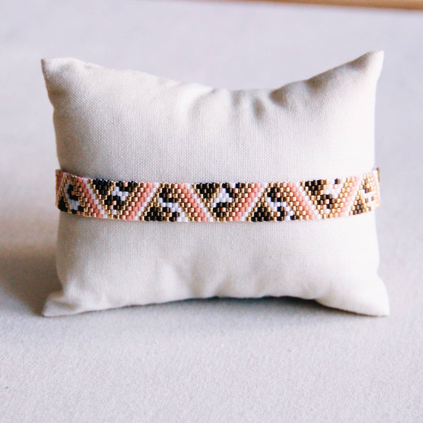 Pulsera tejida a rayas con estampado de leopardo - salmón/taupe