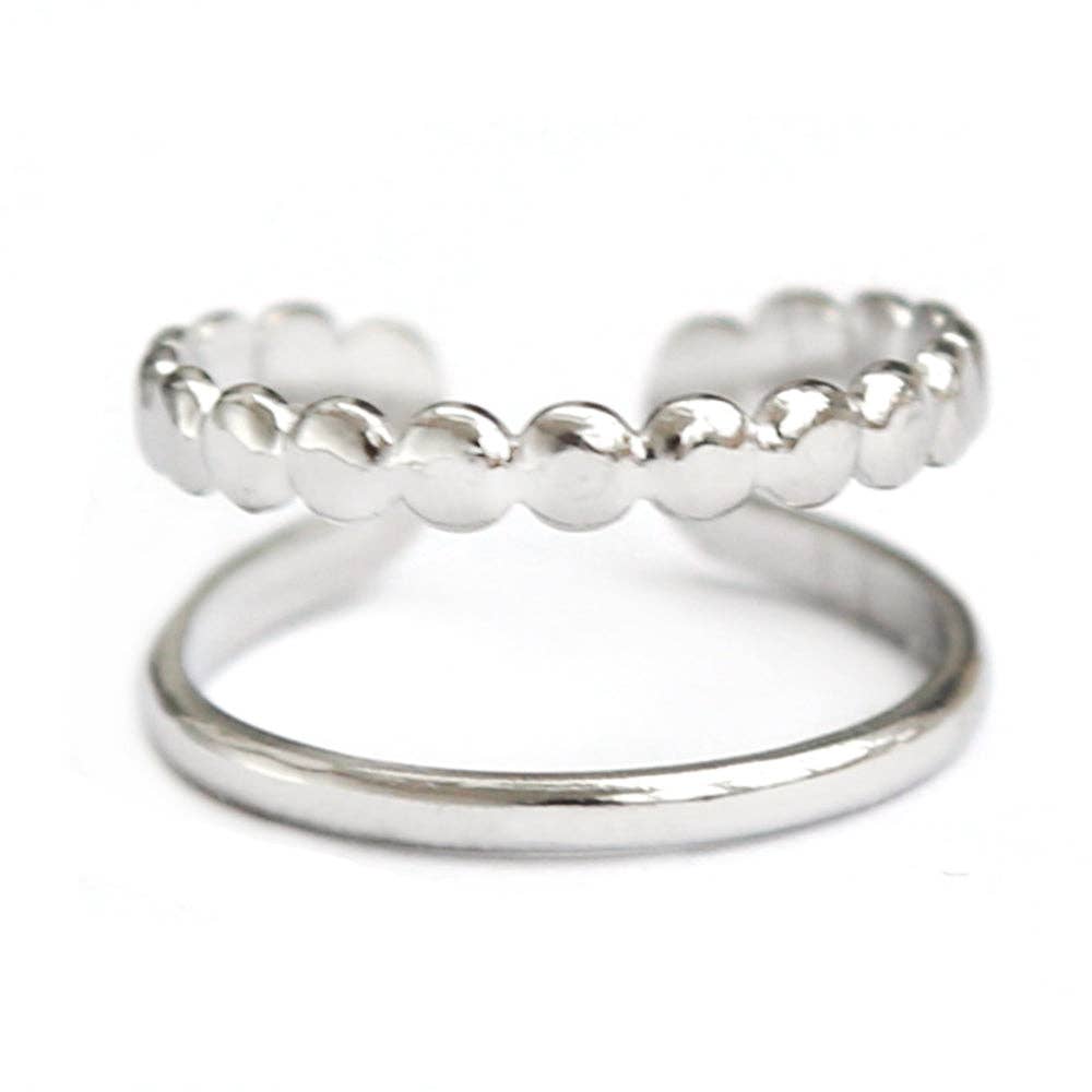 Anillo plateado con línea punteada