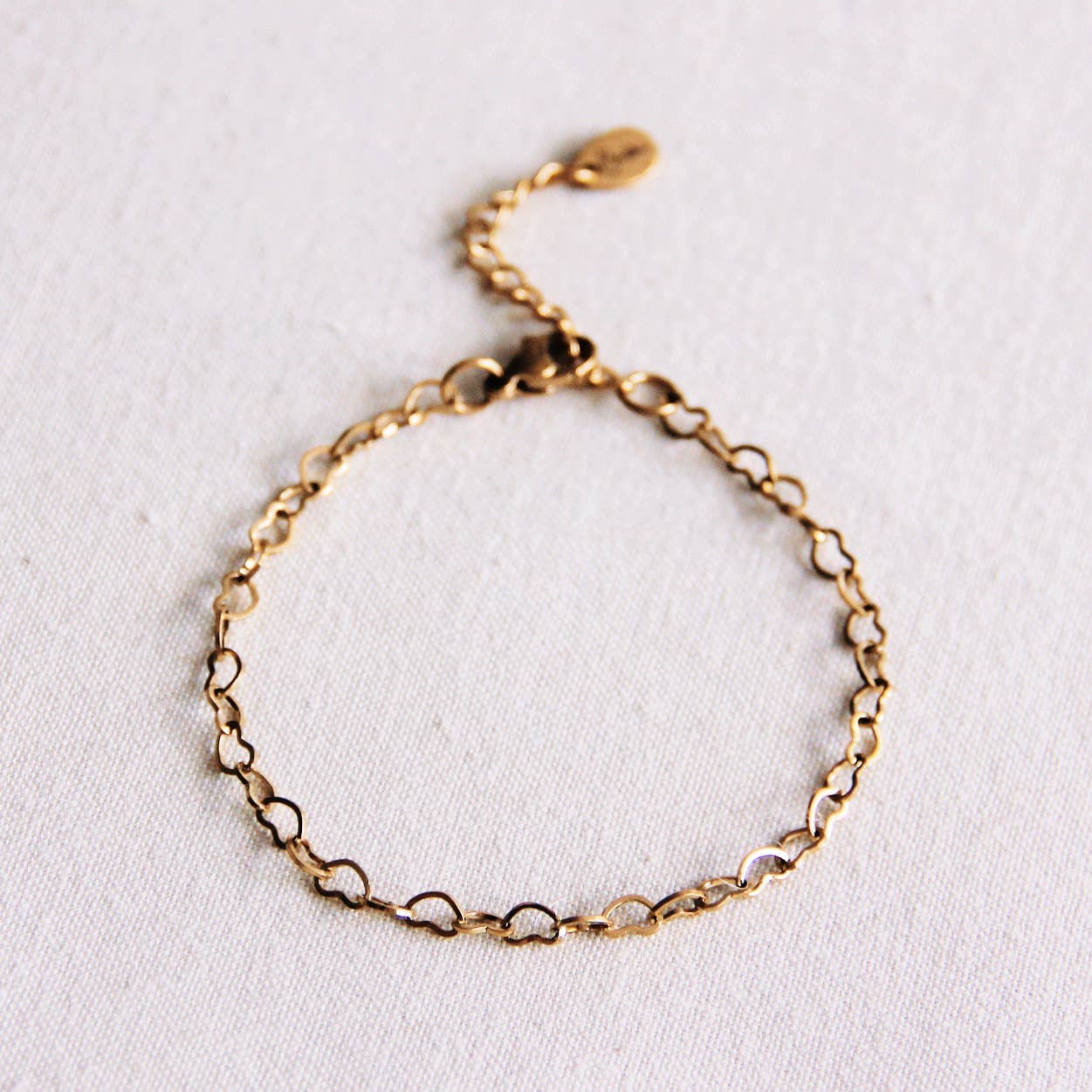 Pulsera fina con cadena en forma de corazón