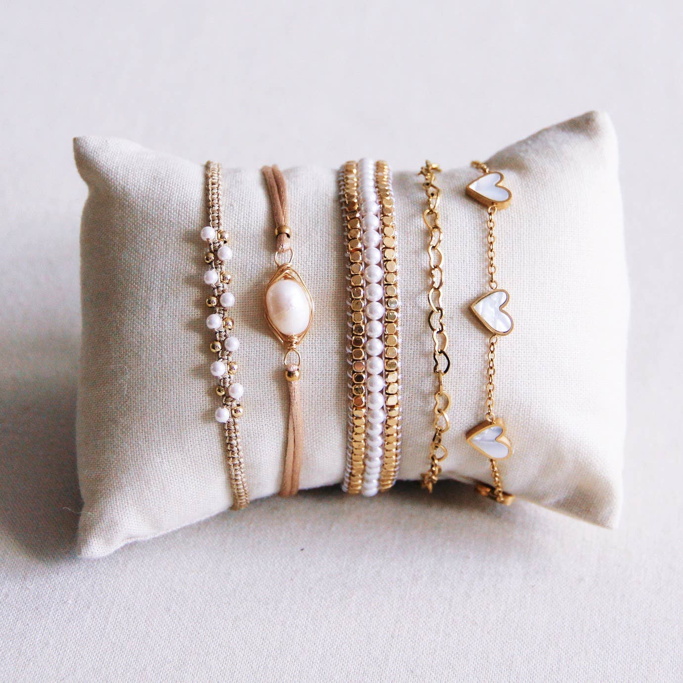 Pulsera tejida con cubos y piedras preciosas - perlas