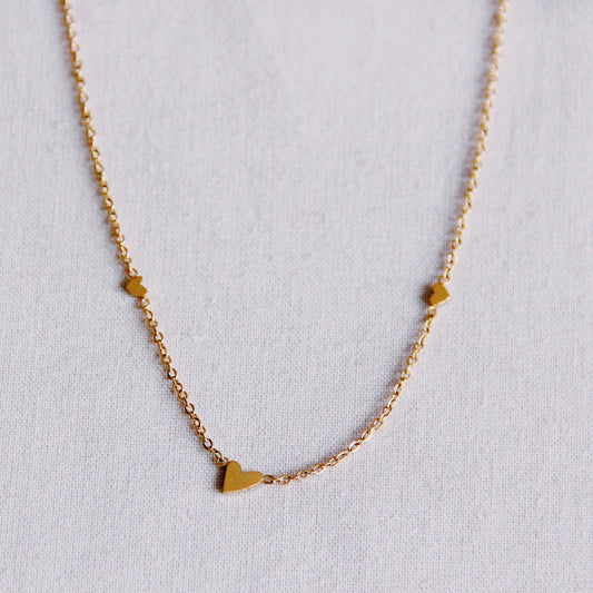 COLLAR FINO, ACERO INOXIDABLE - 3 MINI CORAZONES DORADO