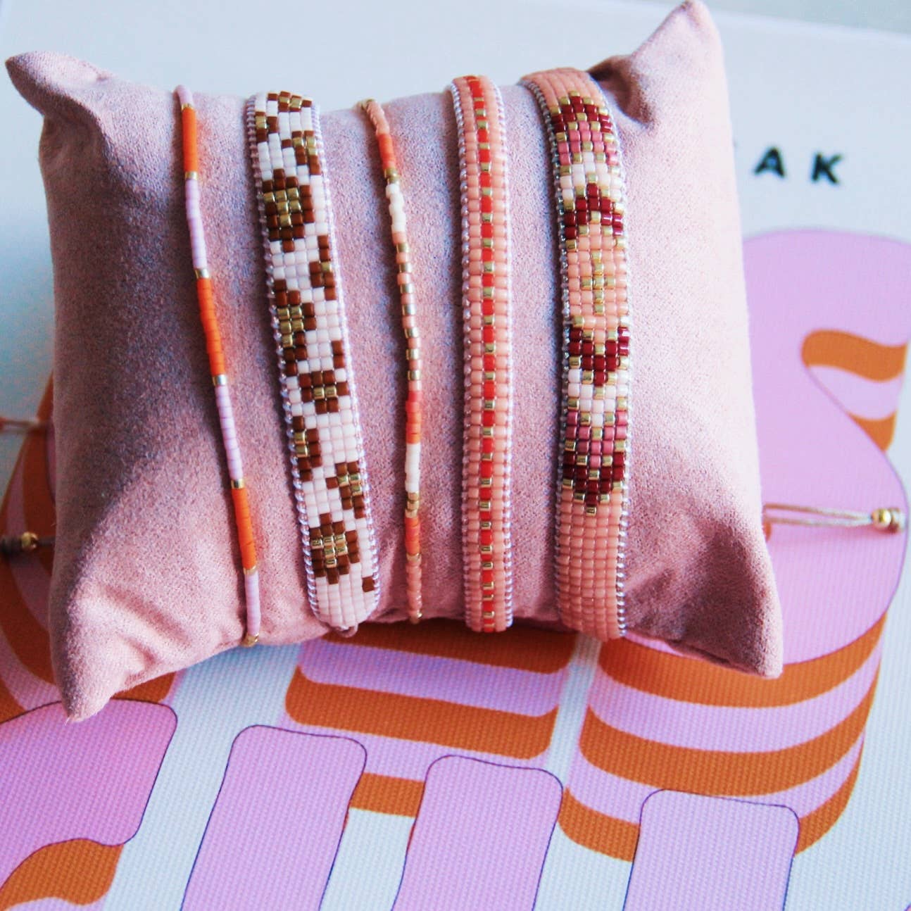 Pulsera tejida con estampado de leopardo - coñac/melocotón