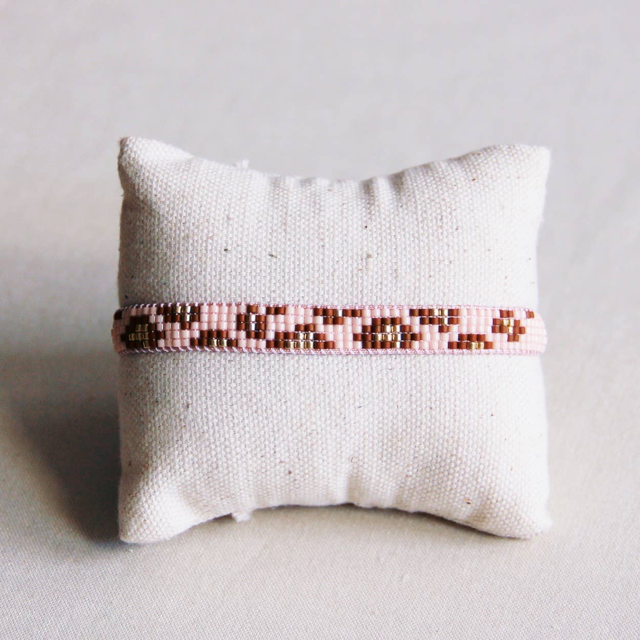 Pulsera tejida con estampado de leopardo - coñac/melocotón
