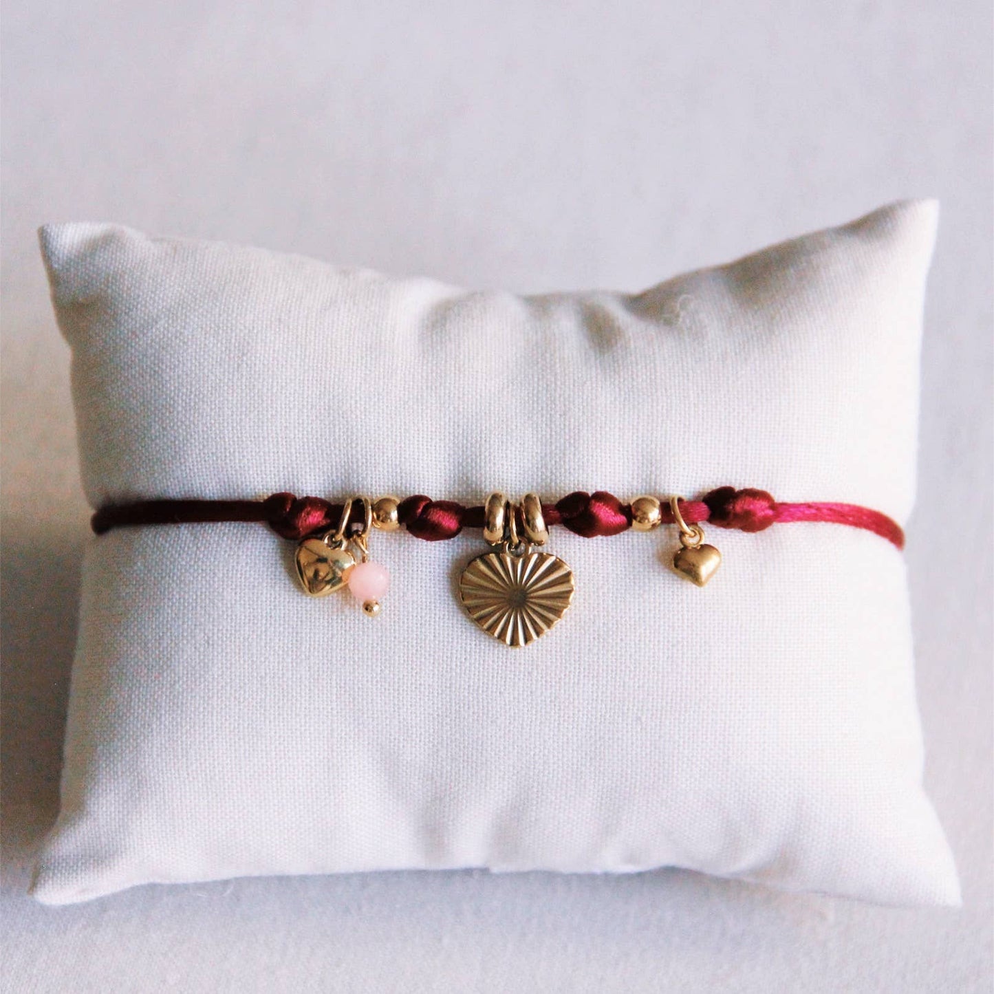 Pulsera de encanto de satén con corazones y mini facetas - burdeos
