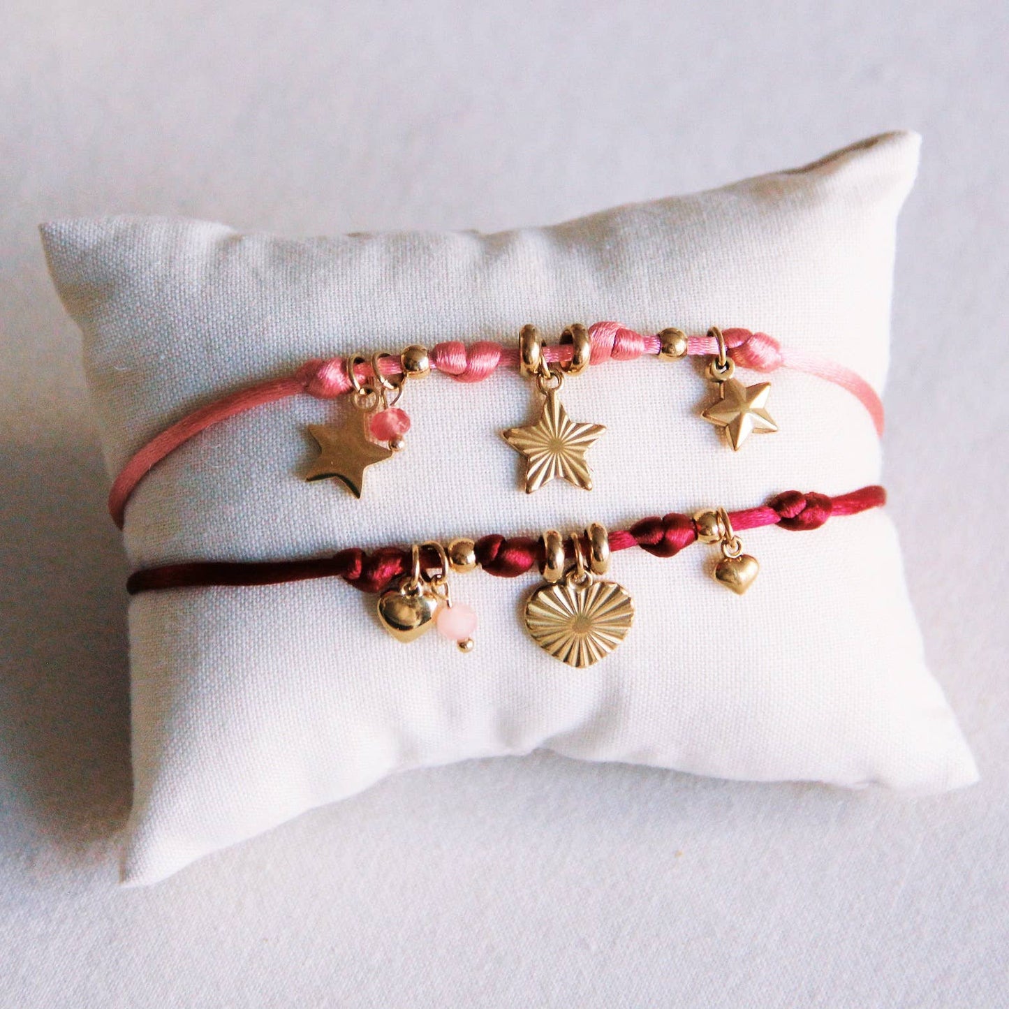 Pulsera de encanto de satén con corazones y mini facetas - burdeos