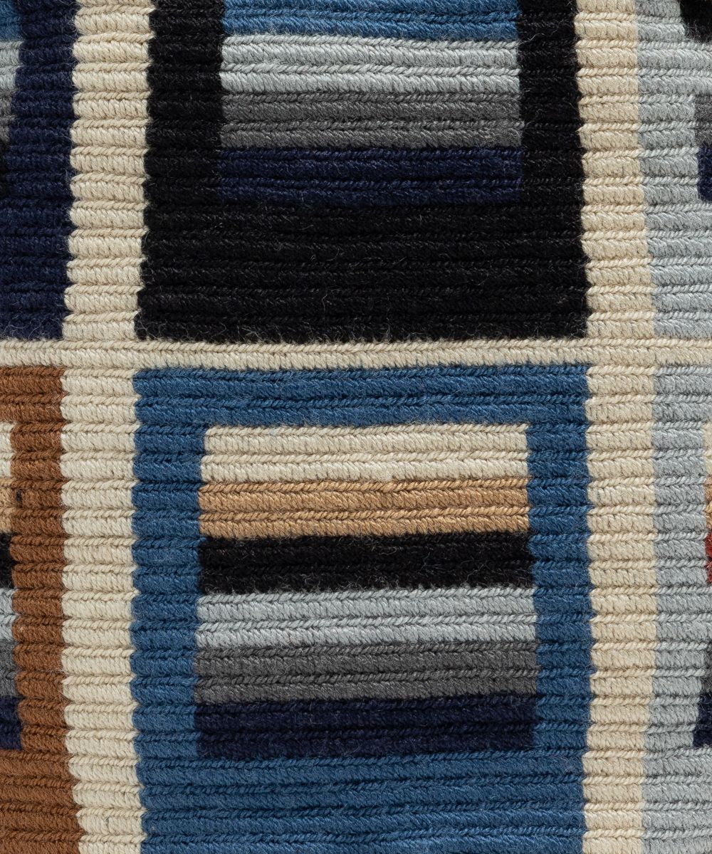 Bolso Orion cruzado azul y beige con asa de macramé