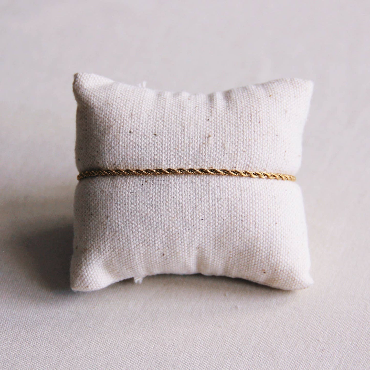 Pulsera pequeña «torcida» de acero — oro