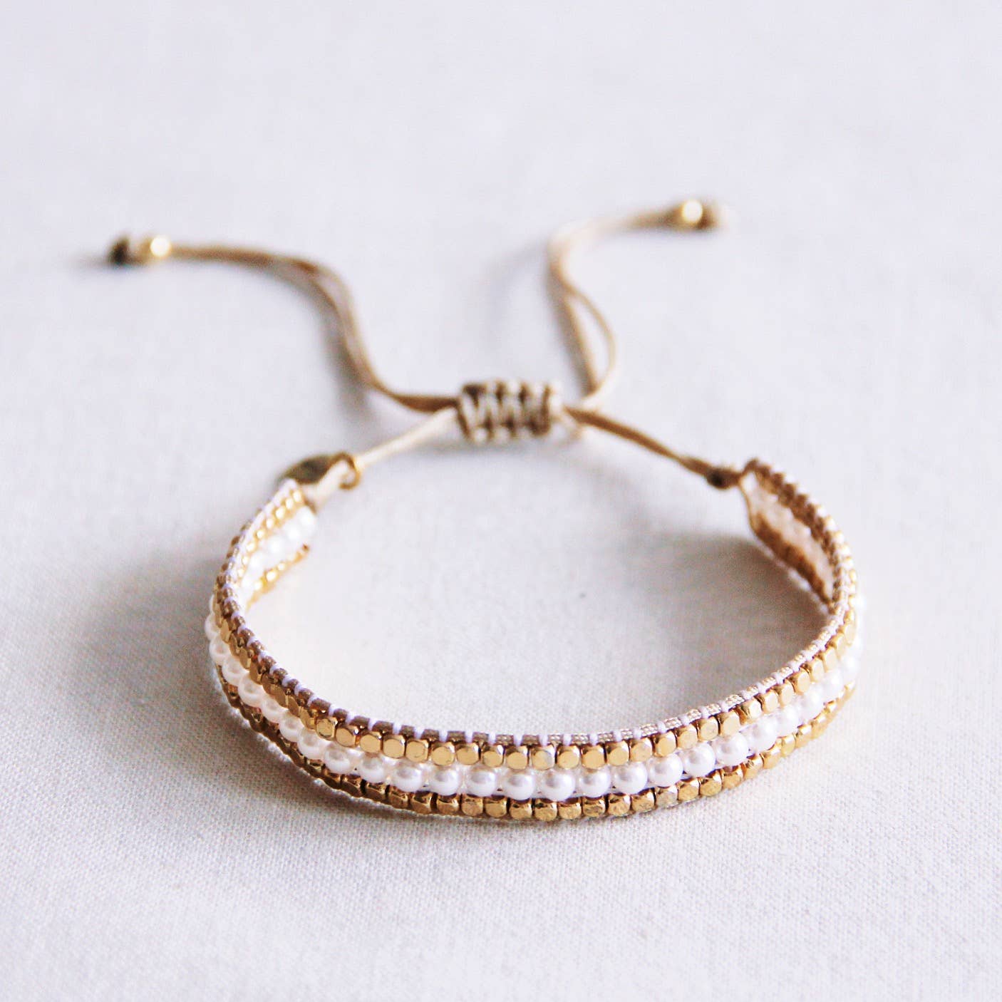 Pulsera tejida con cubos y piedras preciosas - perlas