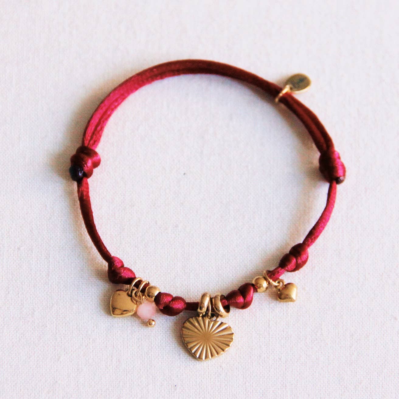 Pulsera de encanto de satén con corazones y mini facetas - burdeos