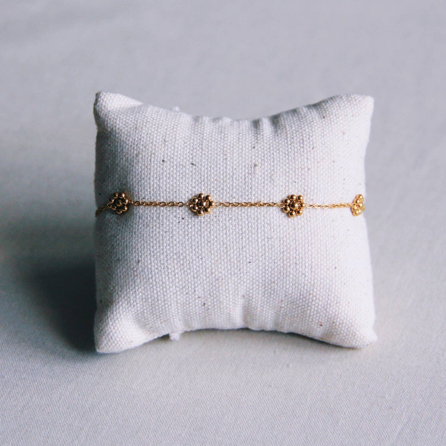 Pulsera fina de flores de margarita de acero inoxidable - dorado