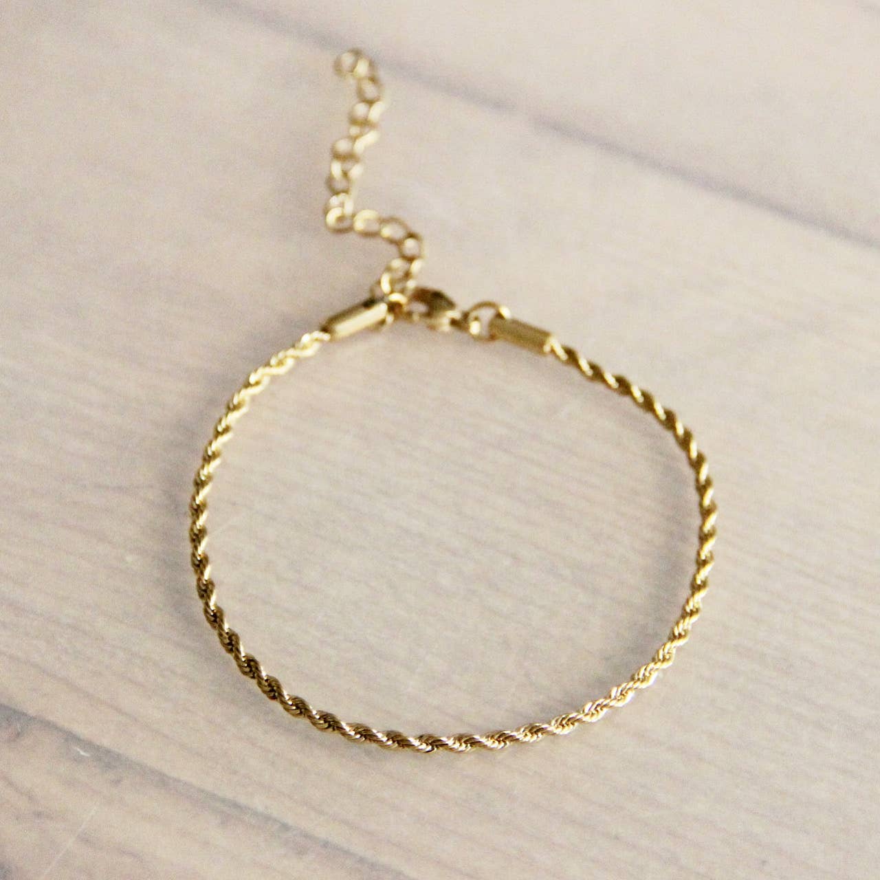 Pulsera pequeña «torcida» de acero — oro