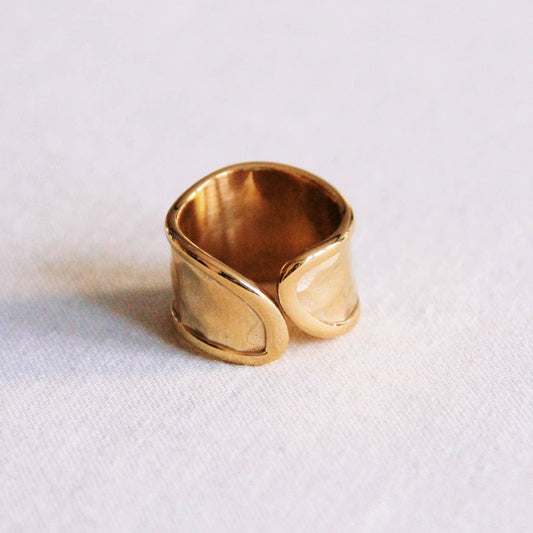 Anillo masivo abollado