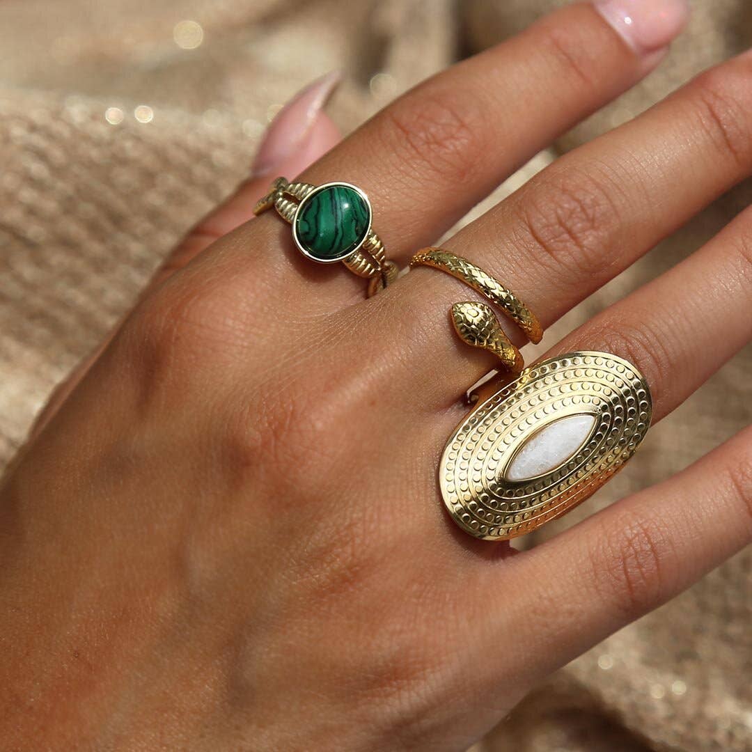 Anillo pequeño con forma de serpiente dorado