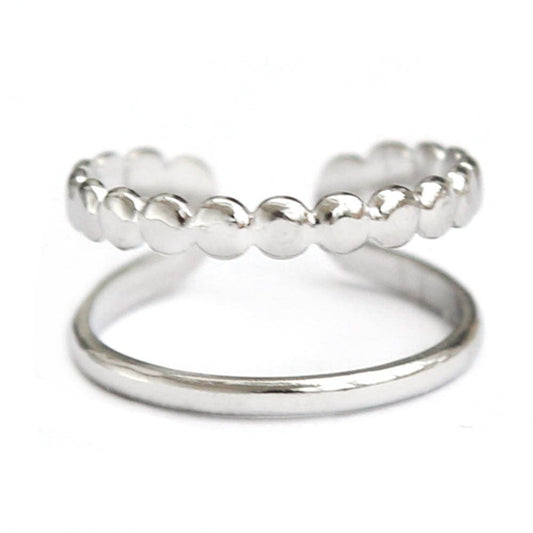 Anillo plateado con línea punteada