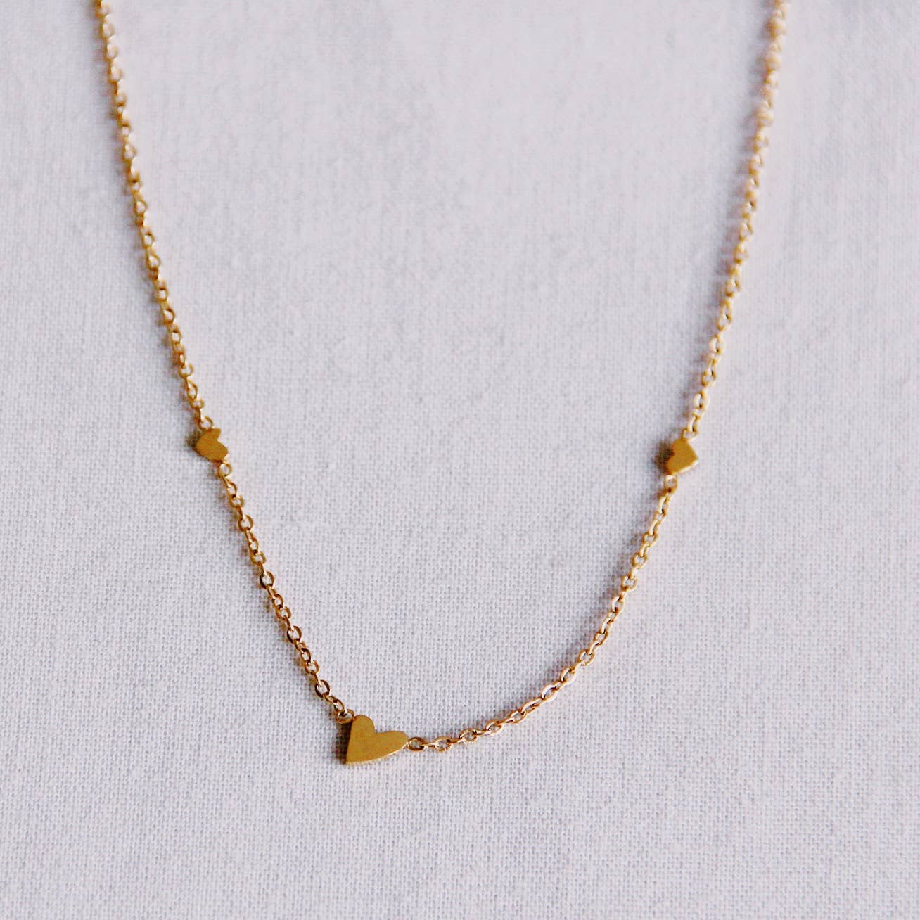 COLLAR FINO, ACERO INOXIDABLE - 3 MINI CORAZONES DORADO
