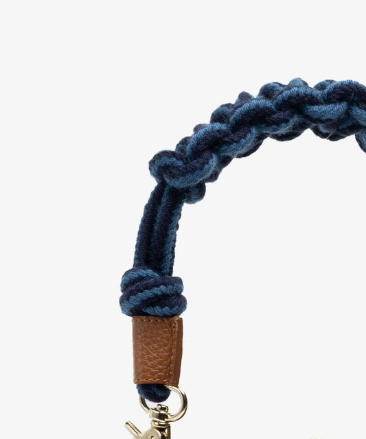 Bolso Orion cruzado azul y beige con asa de macramé