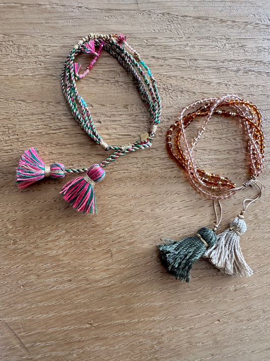 PULSERA POMPONES