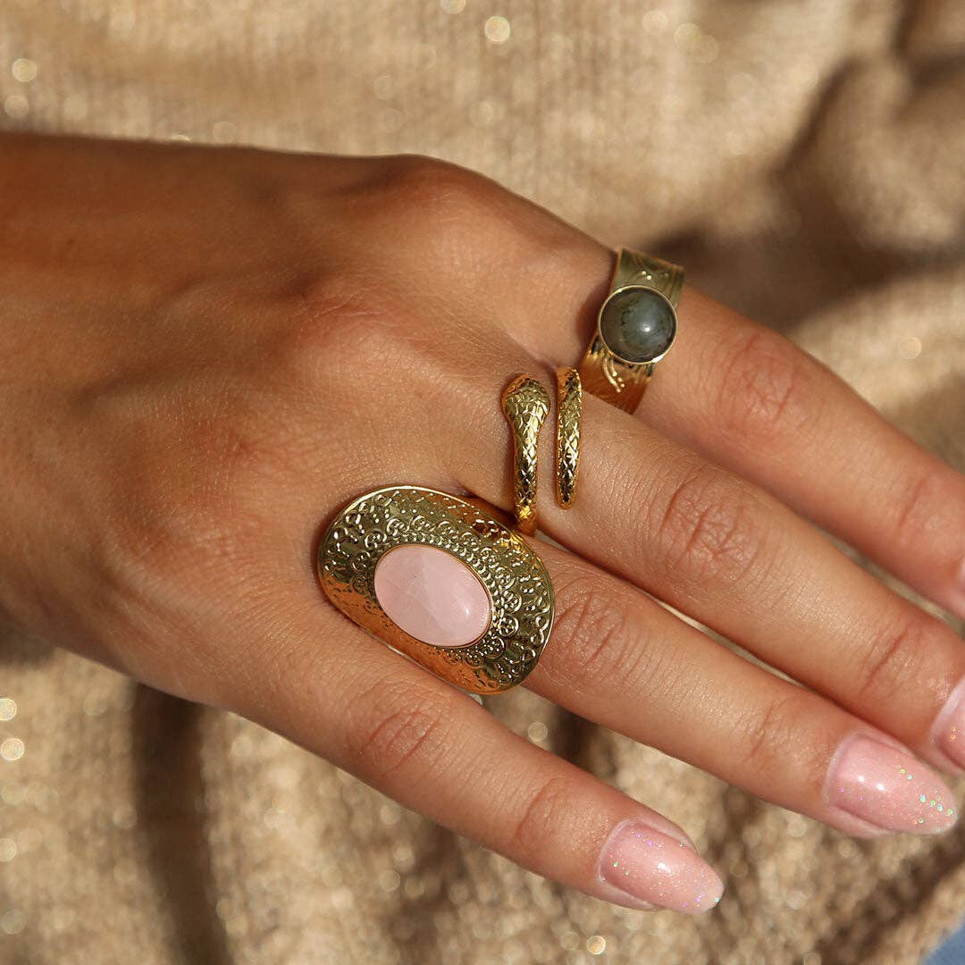 Anillo pequeño con forma de serpiente dorado