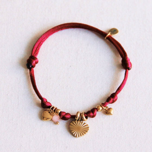Pulsera de encanto de satén con corazones y mini facetas - burdeos