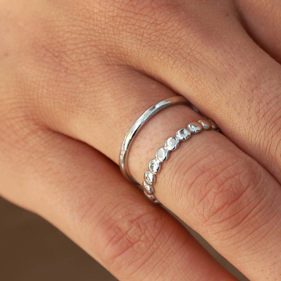 Anillo plateado con línea punteada