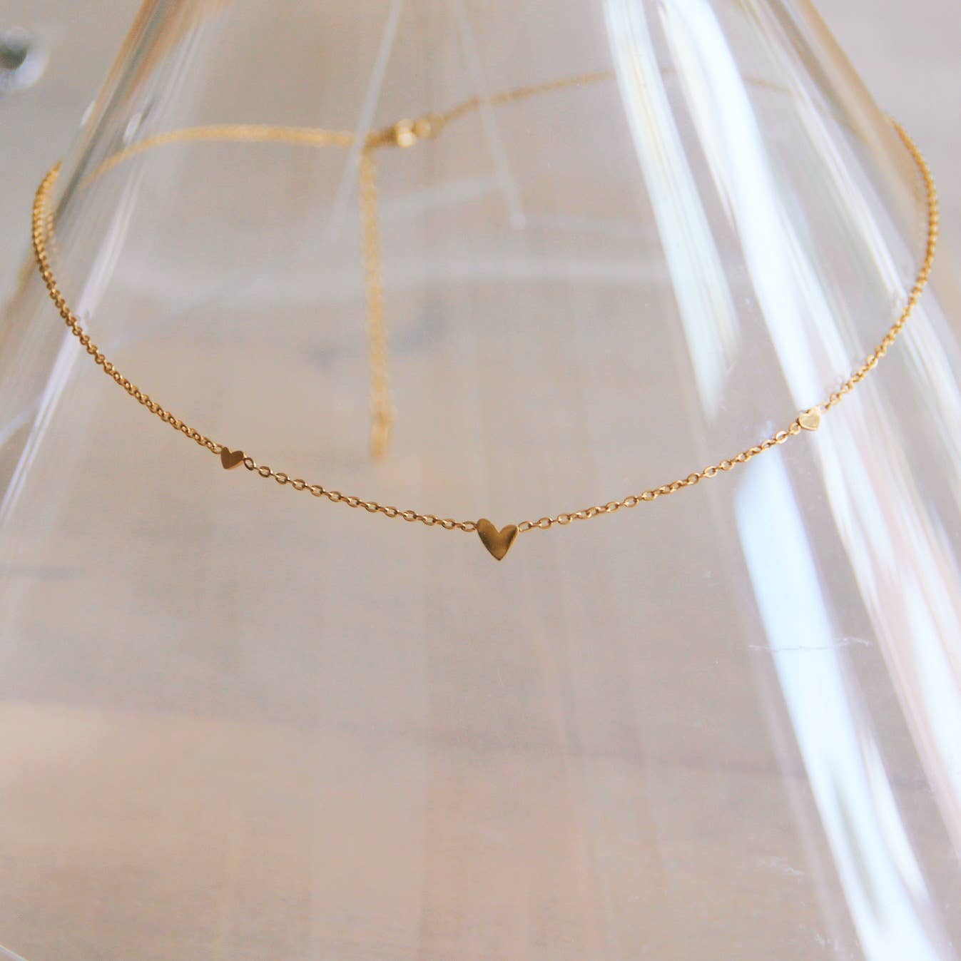 COLLAR FINO, ACERO INOXIDABLE - 3 MINI CORAZONES DORADO