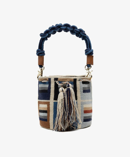 Bolso Orion cruzado azul y beige con asa de macramé